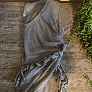 Gray ribbed top with cute detail M